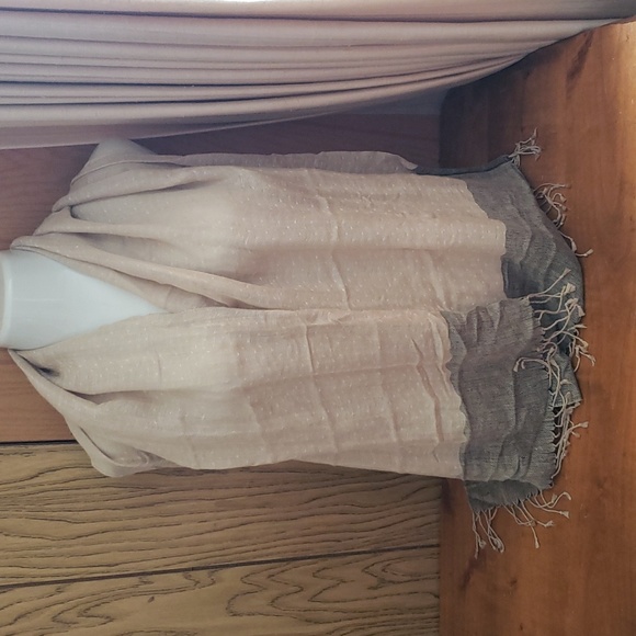 Lovely understated reversible scarf - Picture 4 of 7